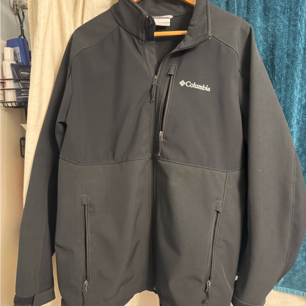 Columbia Black Performance Jacket with High Collar and Full-Zip
